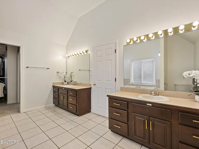 Owner's bath with double vanities at 11016 Calloway View Dr