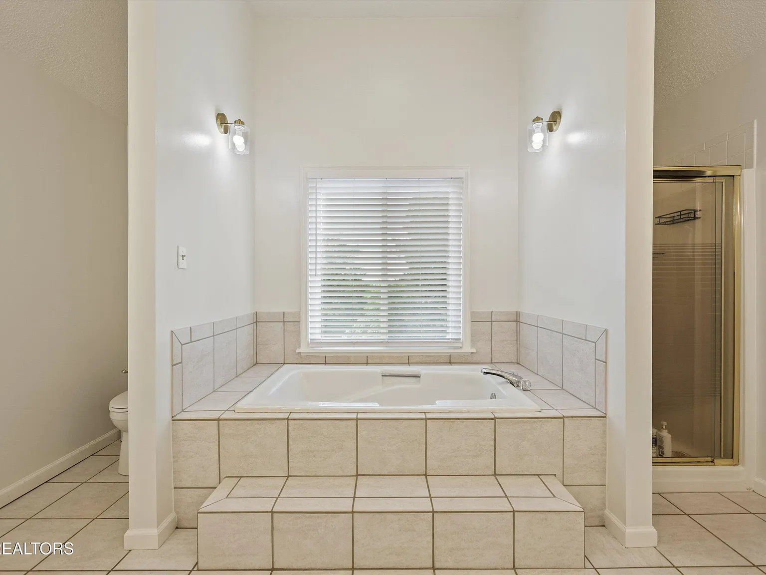 Soaking tub in owner's bath at 11016 Calloway View Dr